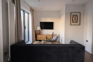 2 Bed Apartment with Large Private Roof Terrace