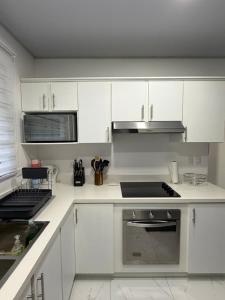 Casa amplia con WiFi y piscina, a min del mar, 10p