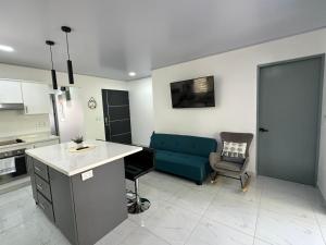 Casa amplia con WiFi y piscina, a min del mar, 10p