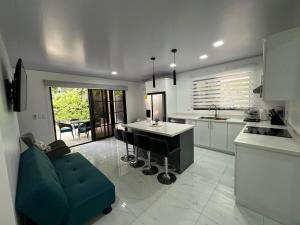 Casa amplia con WiFi y piscina, a min del mar, 10p