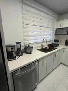 Casa amplia con WiFi y piscina, a min del mar, 10p