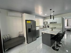 Casa amplia con WiFi y piscina, a min del mar, 10p