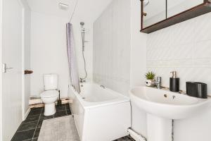 Luxe 2 bed house - Off street parking and Garden