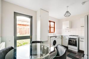 Luxe 2 bed house - Off street parking and Garden