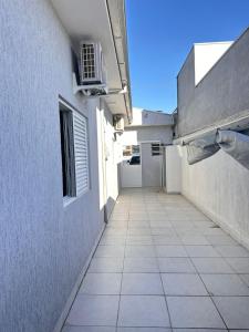 Casa espaçosa com piscina, a 2 quadras do mar!