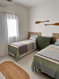 Casa espaçosa com piscina, a 2 quadras do mar!