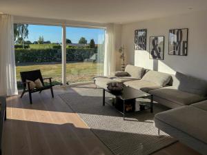 Nyrenoveret Sommerhus Med Havkig Ved Skåstrup