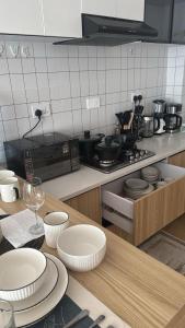 Cozy 1BR Luxury Suites near the Airport with pool, gym & city views