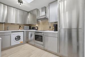 The Courtyard Retreat -1 Minute to Central Line