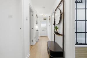 The Courtyard Retreat -1 Minute to Central Line