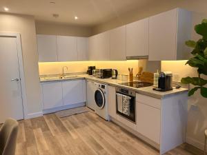 White City Luxury 1 Bed & 1 Sofa Bed Apartment Prime Location