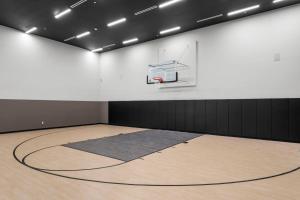 Well-Located Condo with Free Parking and Amenities