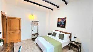 Big, Bright and Chic Terrace Flat