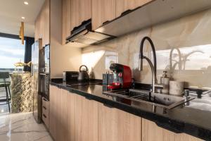 Luxury Jacuzzi 2 BDR Apartment - Sea & Hassan II View