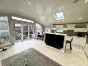 Modern 2 bed cabin with River Views