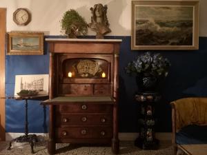 Scenic Artists Home on Canal in City Center 100 Square Meters