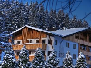 Apartment Aparthotel Iris-2 by Interhome