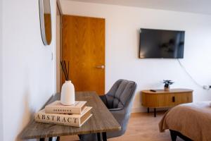 Luxury 1BR W WiFi and Secure Underground Parking