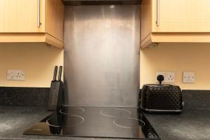 2 bed flat near Livingston North Station