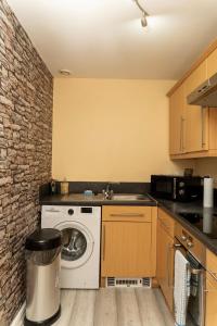 2 bed flat near Livingston North Station