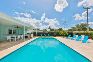 Family Poolside Palm Retreat with Jacuzzi