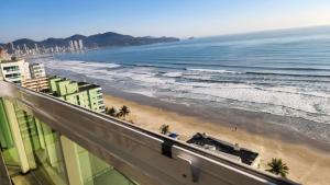 Apto 3 Suítes 3 garagens Vista Mar em Meia Praia