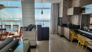 Apto 3 Suítes 3 garagens Vista Mar em Meia Praia