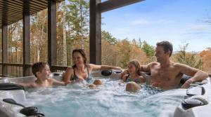 Sleeps 10 - 2-Level Deck - Hot Tub - Fire Pit