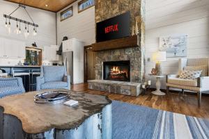 Sleeps 10 - 2-Level Deck - Hot Tub - Fire Pit