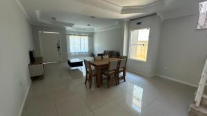 Casa com Piscina em Ótima Localização nos Ingleses