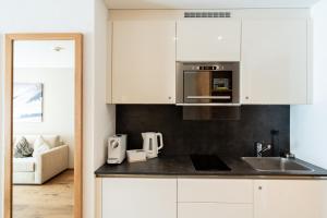 Andermatt, Gratis Parking, modern, Berge, Dorfkern
