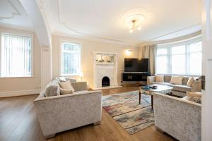 Detached House In Prestwich Sleeps 10 with Parking