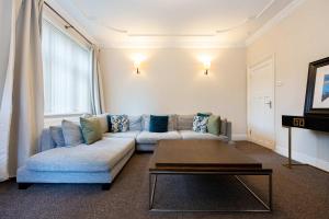 Detached House In Prestwich Sleeps 10 with Parking