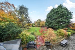 Kingswood 6 Bed Mansion, Tennis Court and Cinema