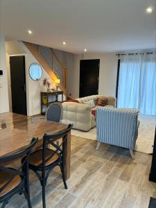 La Normandine, mer, histoire, plage débarquement gold beach, maison 4 chambres, spacieuse avec jardin et parking gratuit