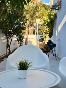 Modern 2BR Villa with Heated Hot Tub and Steps to Beach
