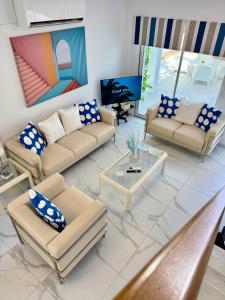 Modern 2BR Villa with Heated Hot Tub and Steps to Beach