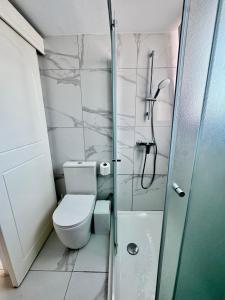 Modern 2BR Villa with Heated Hot Tub and Steps to Beach
