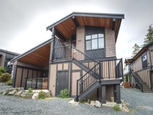 Oceanfront Marina & Mountain views- pet friendly