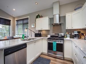 Oceanfront Marina & Mountain views- pet friendly