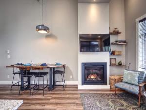 Oceanfront Marina & Mountain views- pet friendly