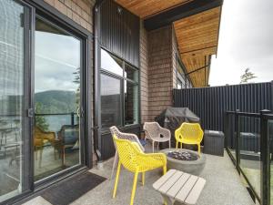 Oceanfront Marina & Mountain views- pet friendly