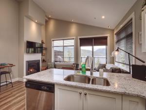 Oceanfront Marina & Mountain views- pet friendly
