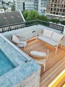 Sunny Sandy Shores Studio - Rooftop Pool & BBQ