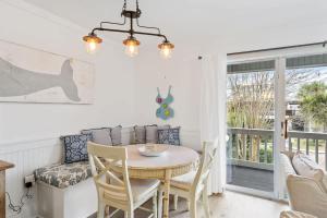 Skinny Dip- Renovated Unit- Steps to the beach