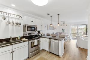 Skinny Dip- Renovated Unit- Steps to the beach