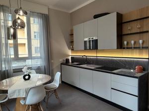 LEONE 44 Fashion District