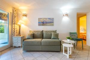 Caprera -Trilocale con Giardino privato -centro Baja Sardinia