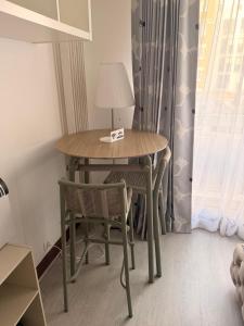 Grand studio Faubourg SaintHonoré Paris 8th