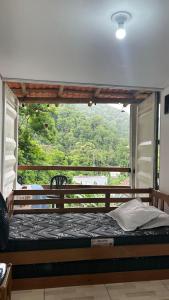 Casa container verde com vista para as montanhas próximo a Trindade
